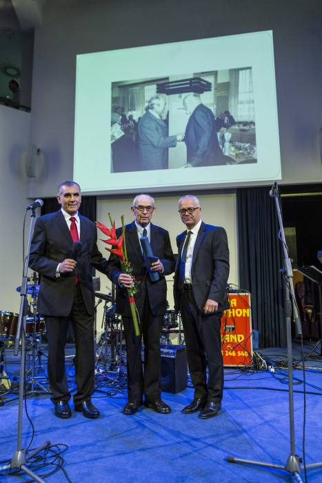 Foto 2_cus_olomouc_430-467x700-předávání medaile prof. Hradce doc.Krolupperovi