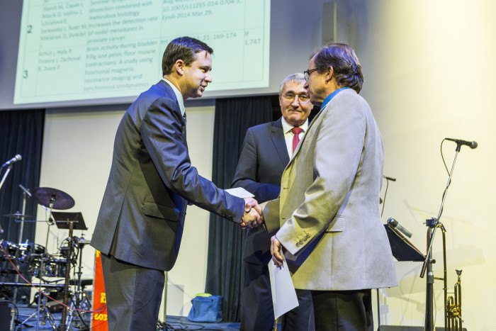 Foto 3_cus_olomouc_454-Zerhau přebírá cenu